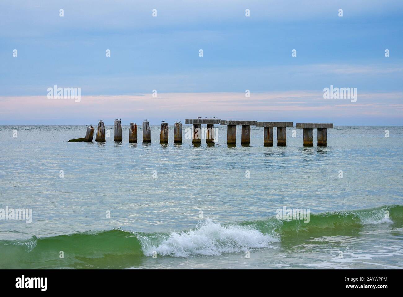 Boca Grande Beach Pier Au Coucher Du Soleil, Beach Landscape Photography, Southwest Florida Gasparilla Island, Coastal Background, Délabré Béton Pier Banque D'Images