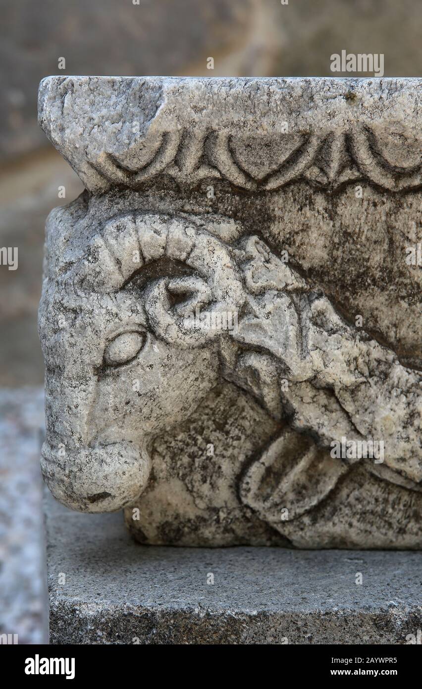 Tête de puits (puteal classique). Reliefs de chèvres 'tête avec des garlands. Château de Bodrum. Turquie. Banque D'Images