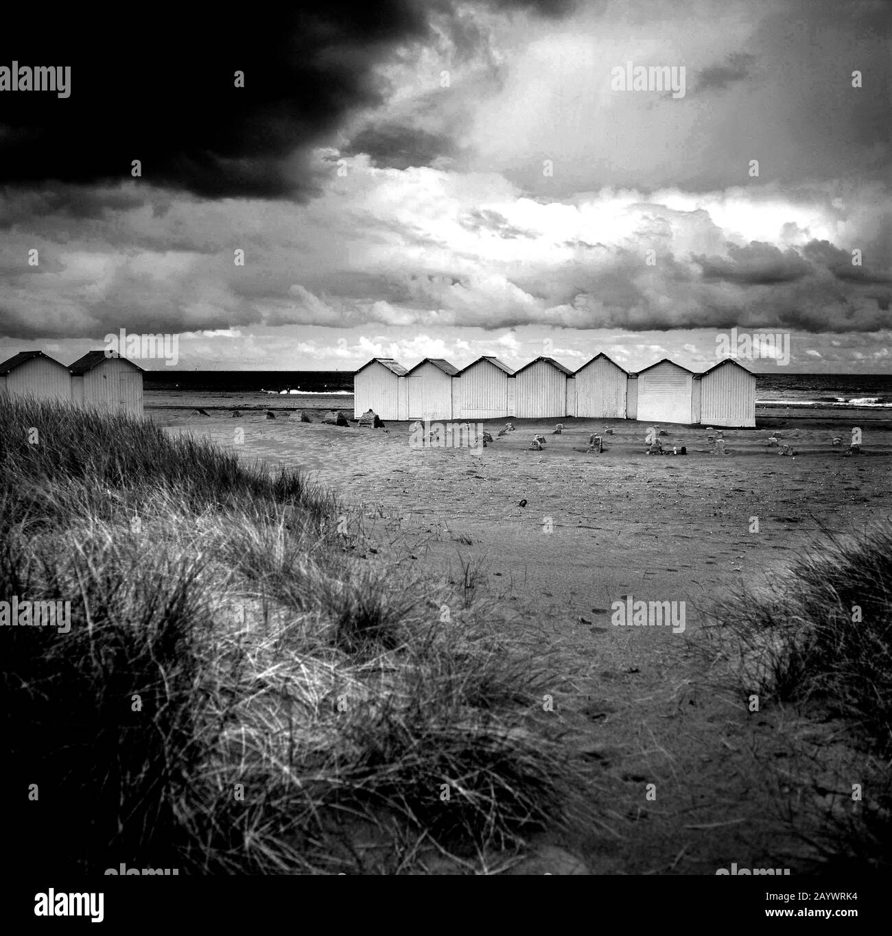 OUISTREHAM. Cabines de plage SOUS UN CIEL D'ORAGE EN NORMANDIE, Calvados, France Banque D'Images