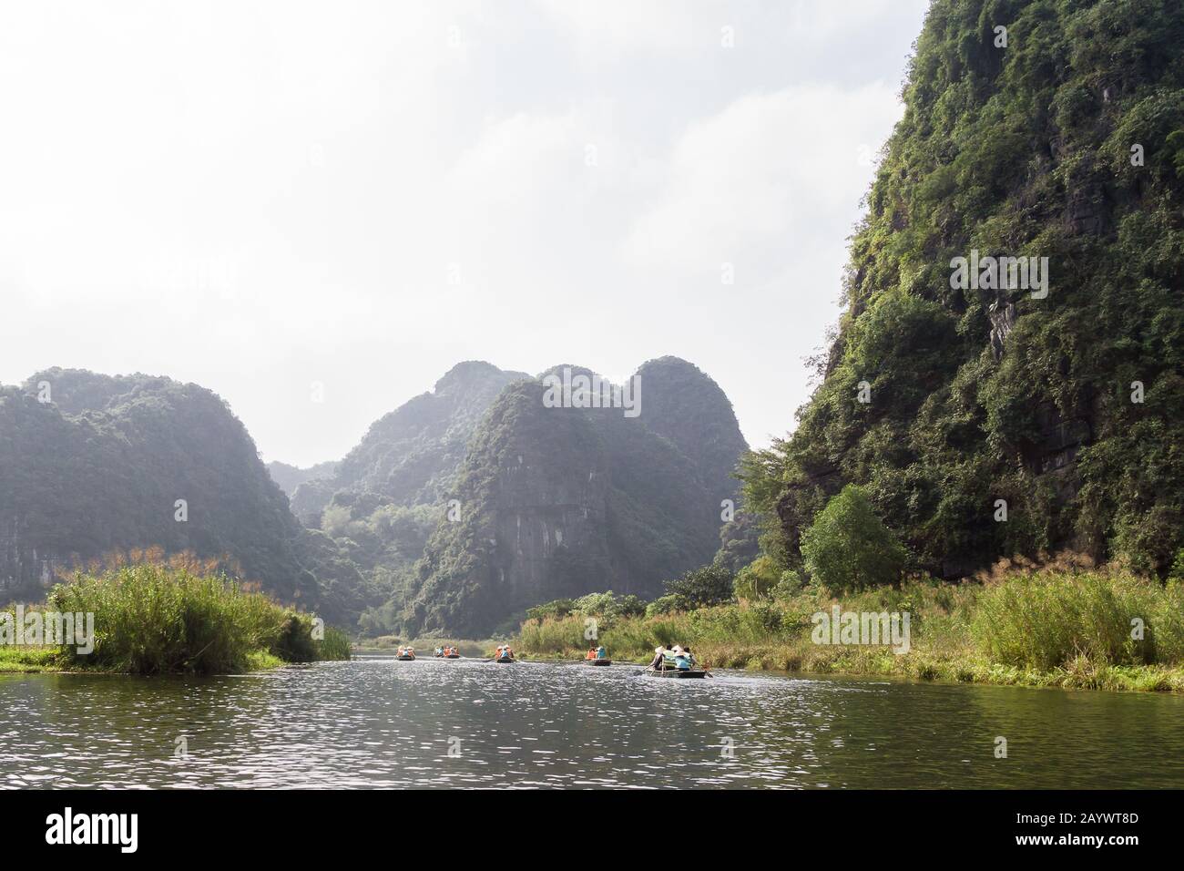 Vietnam Trang An Landscape - massifs de calcaire (karst) de Trang An dans le delta de la rivière Rouge dans la province de Ninh Binh au nord du Vietnam, en Asie du Sud-est. Banque D'Images