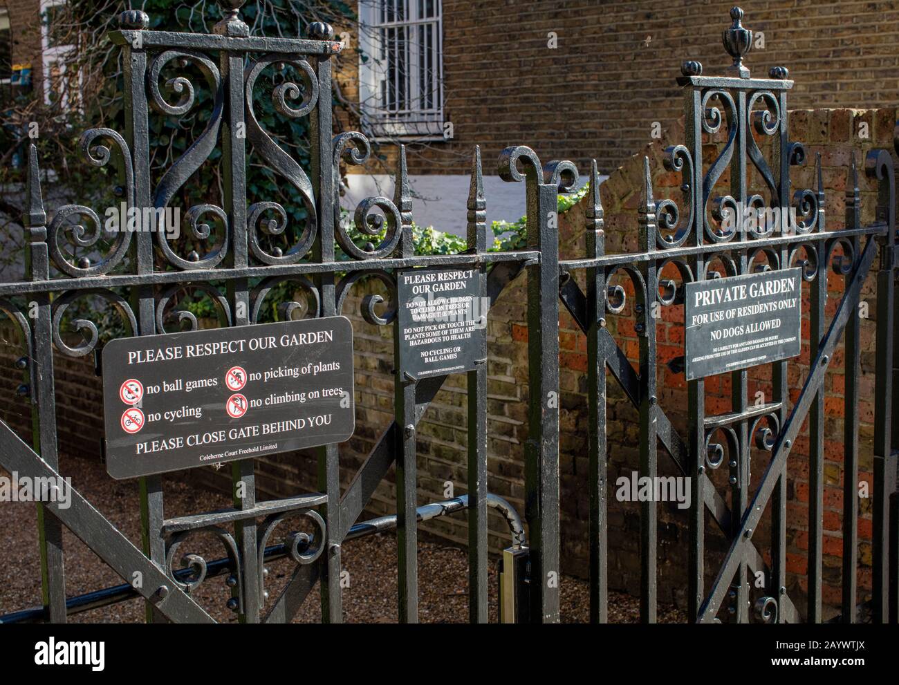 Avis officiels sur les portes de jardin communales à Coleherne court, Kensington, Londres Banque D'Images