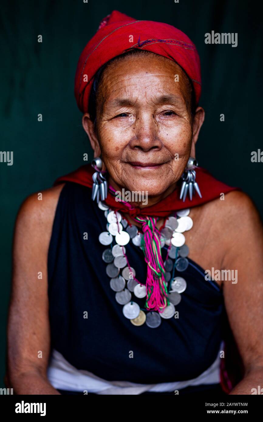 Une Femme Principale Du Groupe Ethnique De Kayah Dans Le Costume Traditionnel, Hta Nee La Leh Village, Loikaw, Etat De Kayah, Myanmar. Banque D'Images