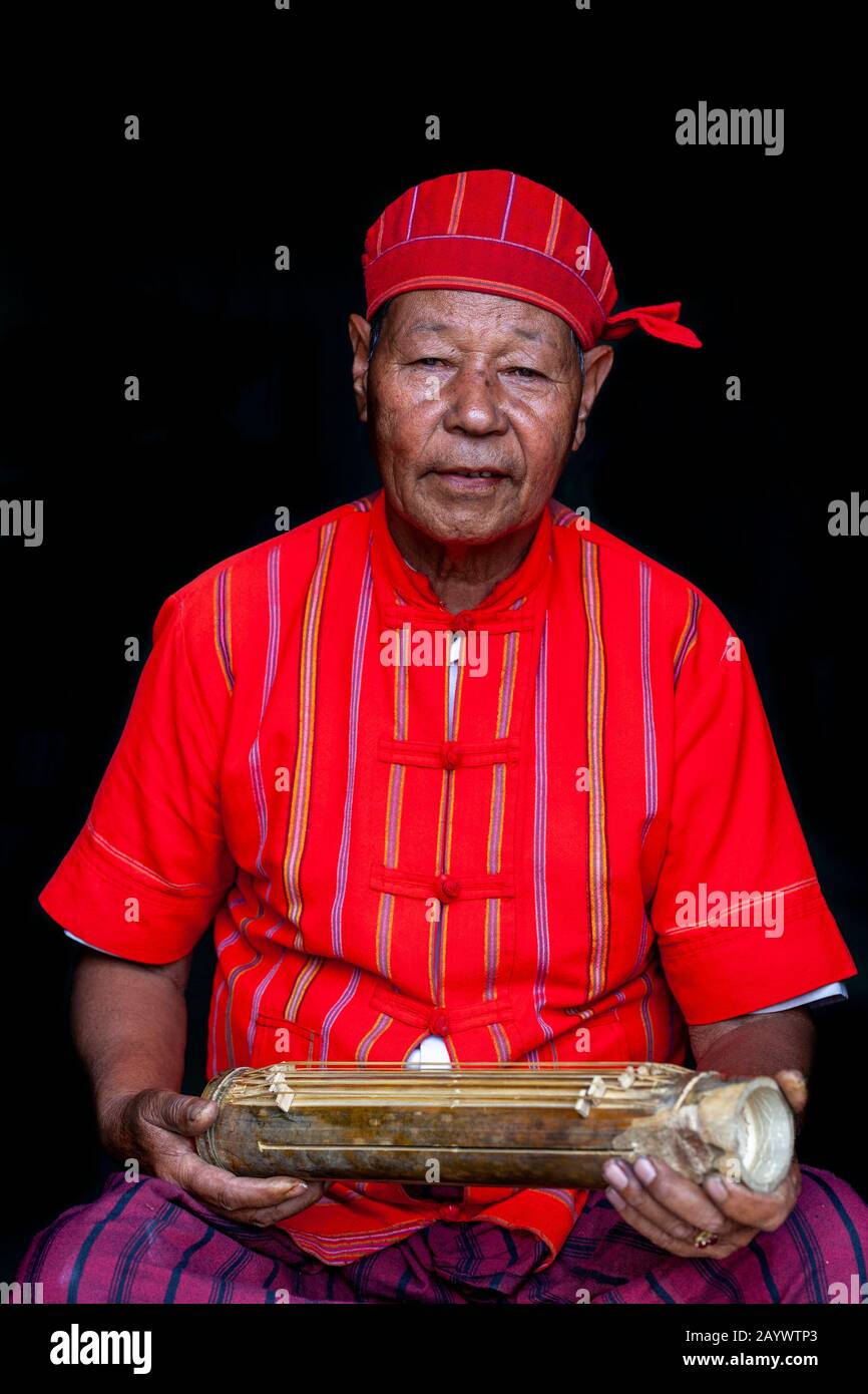 Un Portrait D'Un Homme Du Groupe Ethnique De Kayah Avec Un Instrument De Musique, Hta Nee La Leh Village, Loikaw, Etat De Kayah, Myanmar. Banque D'Images