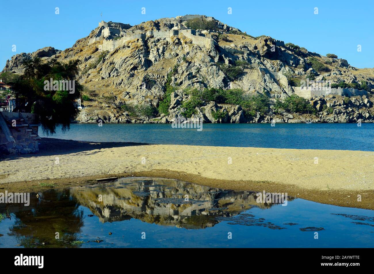 Grèce, forteresse de Myrina sur l'île de Lemnos avec réflexion dans l'étang Banque D'Images