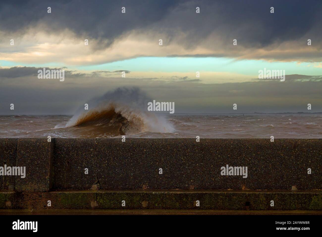 Vagues immenses et eaux pluviales au New Brighton Merseyside lors de la récente tempête Ciara. Banque D'Images