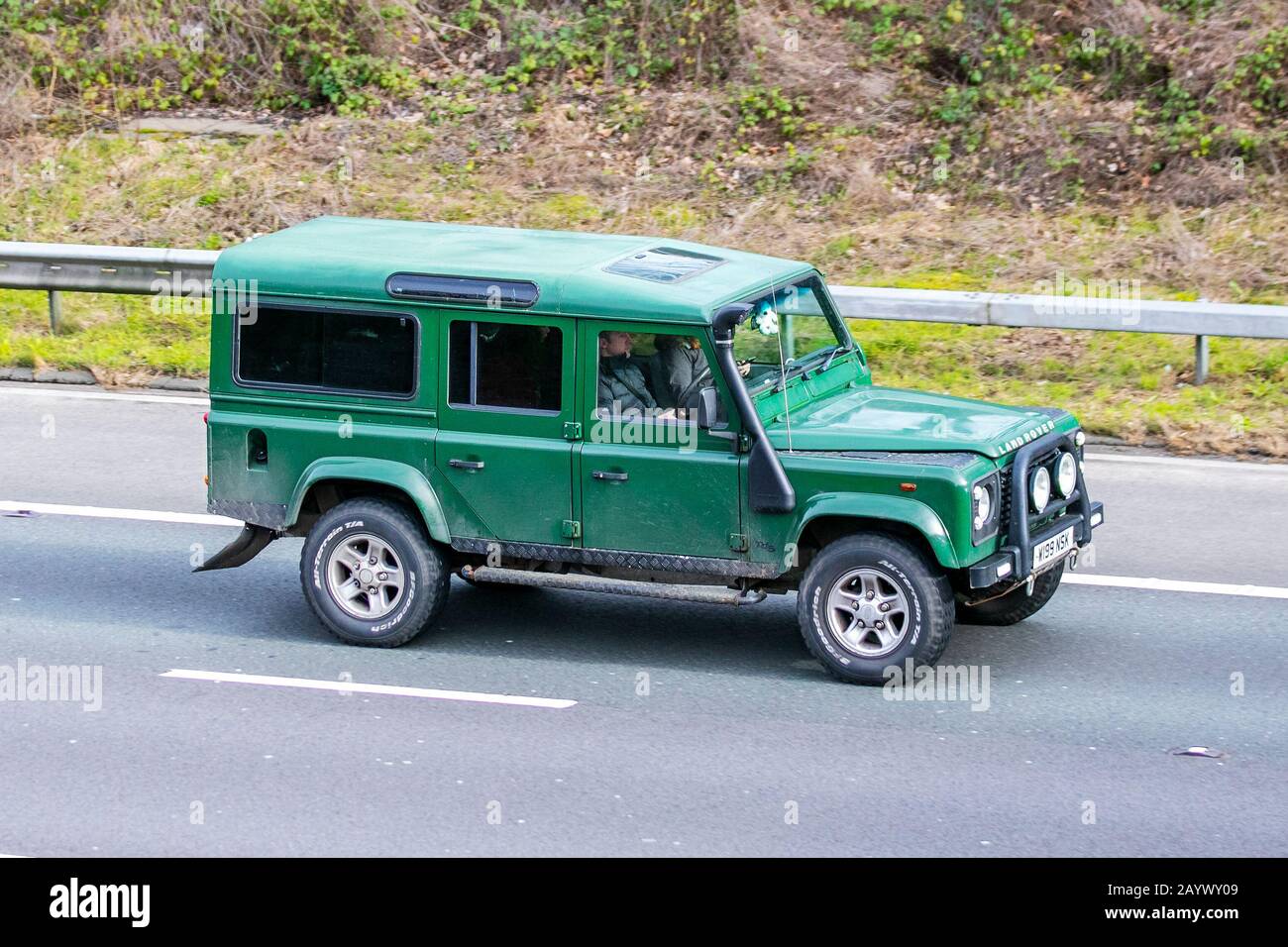 2000 Green Land Rover Defender 110 TD5 ; avec échappement en plongée libre, circulation automobile britannique, transport, véhicules modernes, berline, véhicules, véhicule, routes britanniques, moteurs, automobile vers le sud sur l'autoroute   à 3 voies Banque D'Images