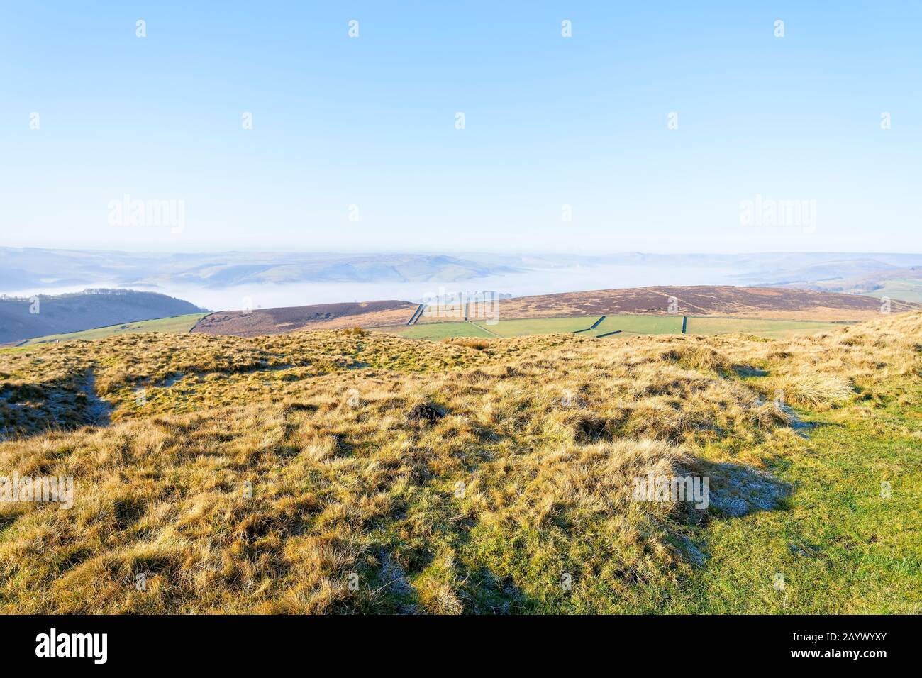 De haut dans le Derbyshire Peak District dense brouillard s'attarde dans les vallées et le sol inférieur. Banque D'Images