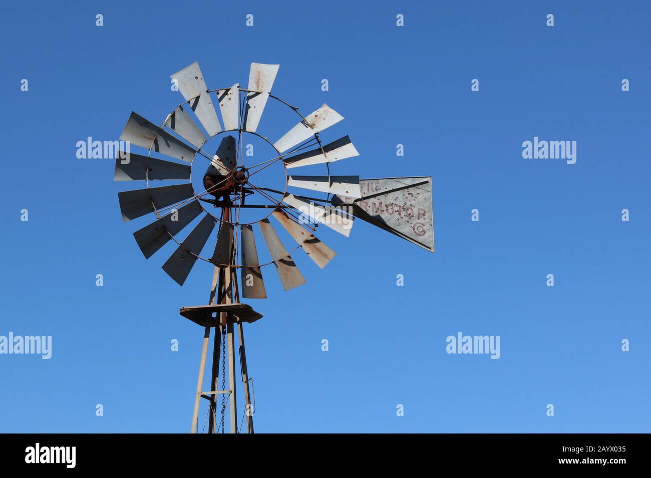 Gros plan d'un ancien moulin à vent contre un ciel bleu avec espace de copie Banque D'Images