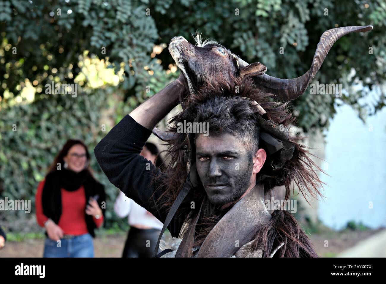 Lors de la parade carnaval, un homme porte le masque tradicional du 'Urtzu' (une créature zoomorfique avec la tête d'une chèvre) des Mamutzones de Samugheo Banque D'Images