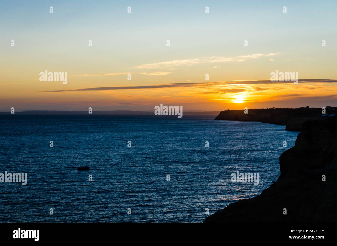 Coucher de soleil sur la plage de Carvoeiro, à Lagoa, région de l'Algarve, Portugal Banque D'Images