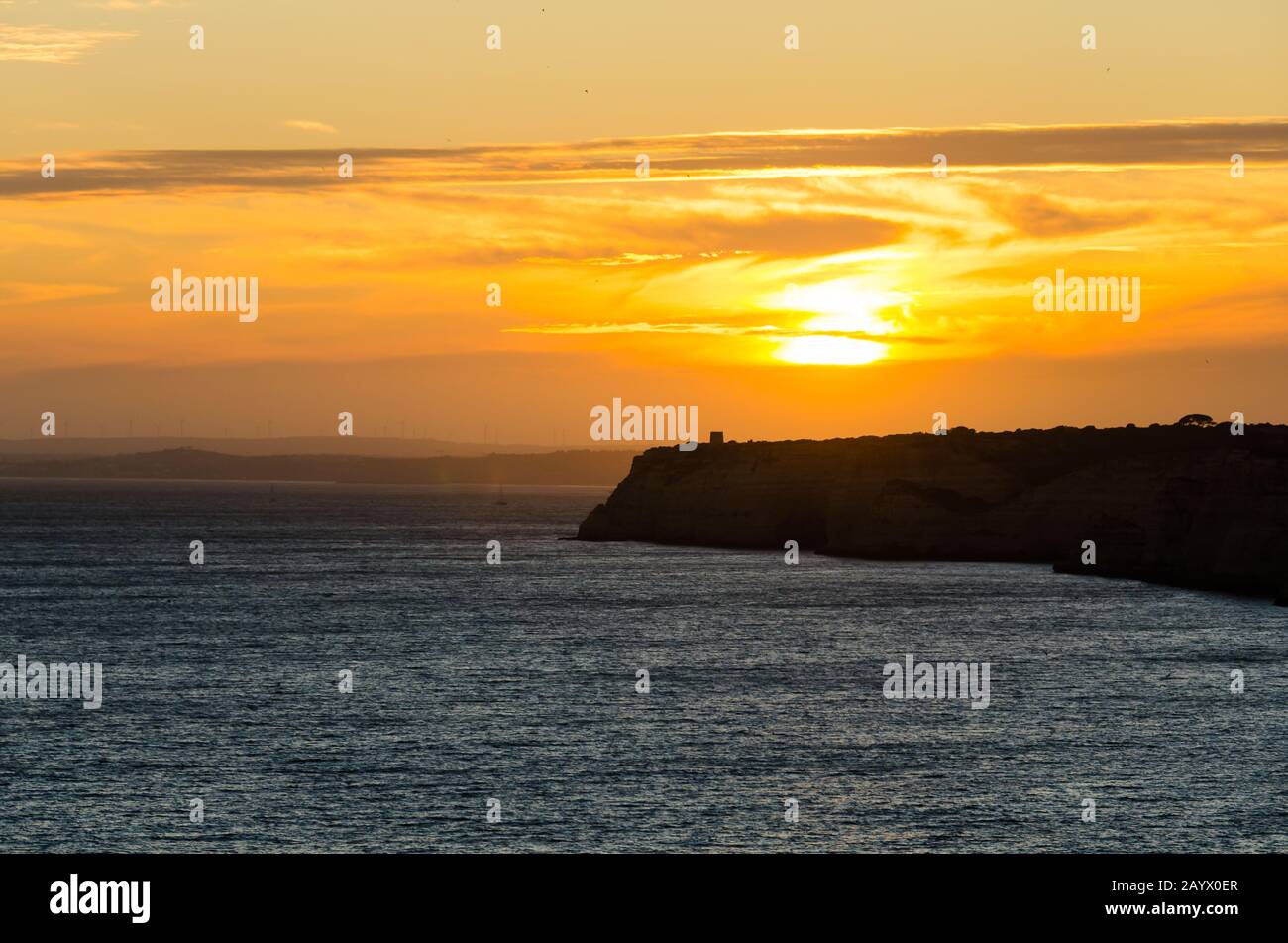 Coucher de soleil sur la plage de Carvoeiro, à Lagoa, région de l'Algarve, Portugal Banque D'Images