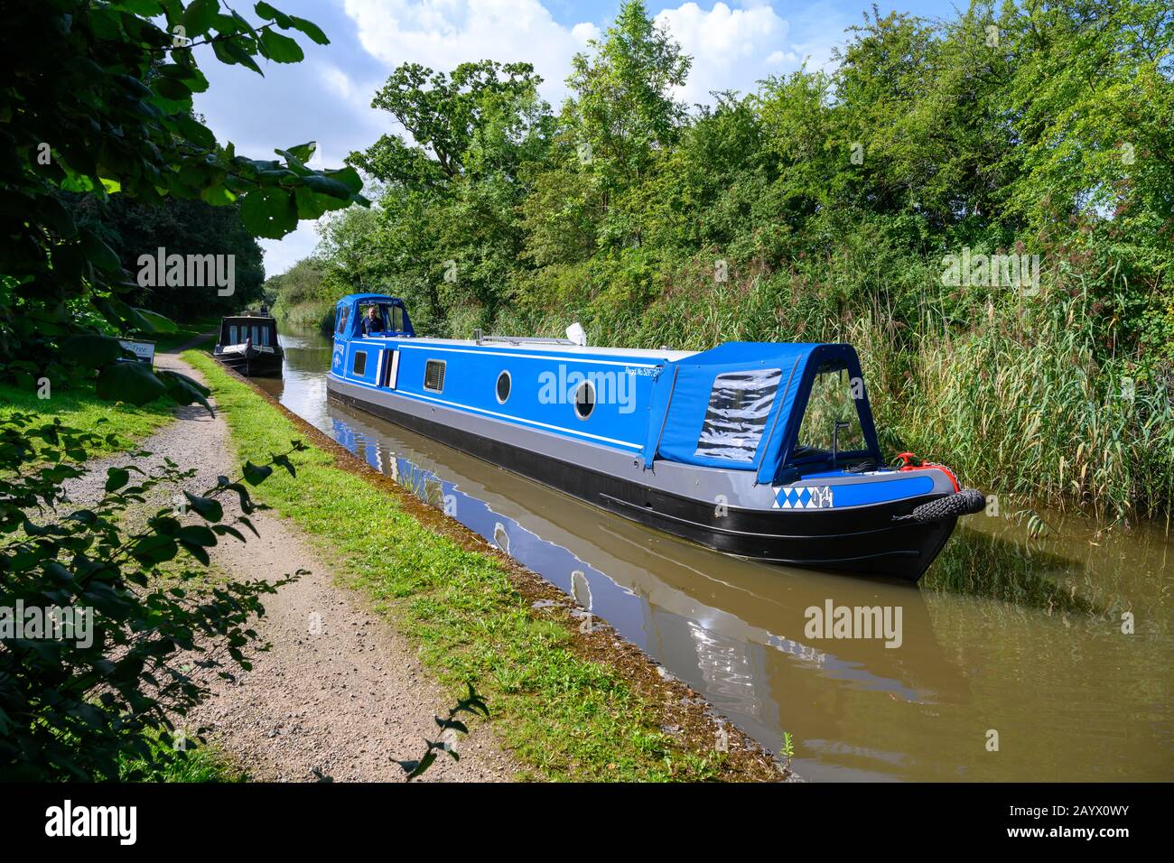 Un nouveau bateau à narrowboat est sorti pour sa première excursion le long du canal de Worcester et de Birmingham en été ensoleillé. Banque D'Images