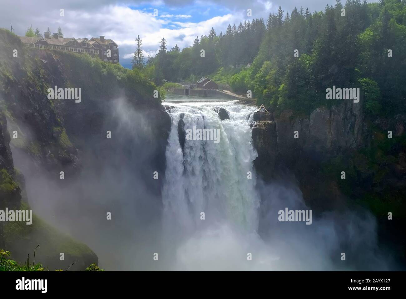 Snoqualmie Falls dans le nord-ouest des États-Unis, situé à l'est de Seattle sur la rivière Snoqualmie. Banque D'Images