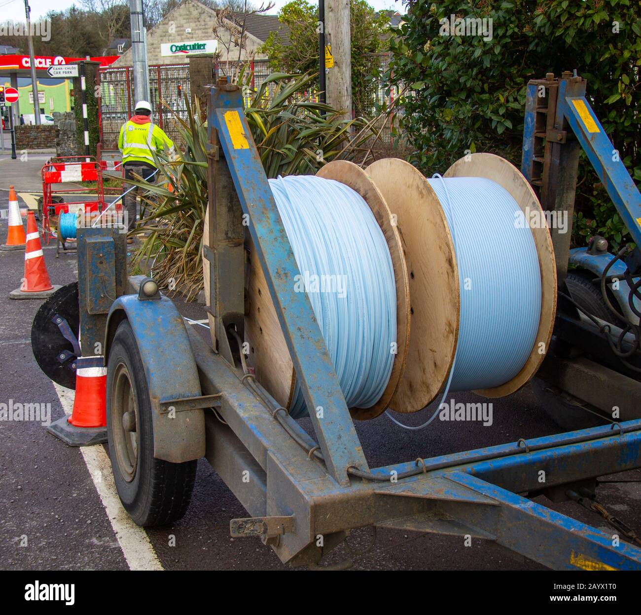 Un câble à fibres optiques est installé en sous-sol à Skibbereen, West Cork, Irlande. Banque D'Images
