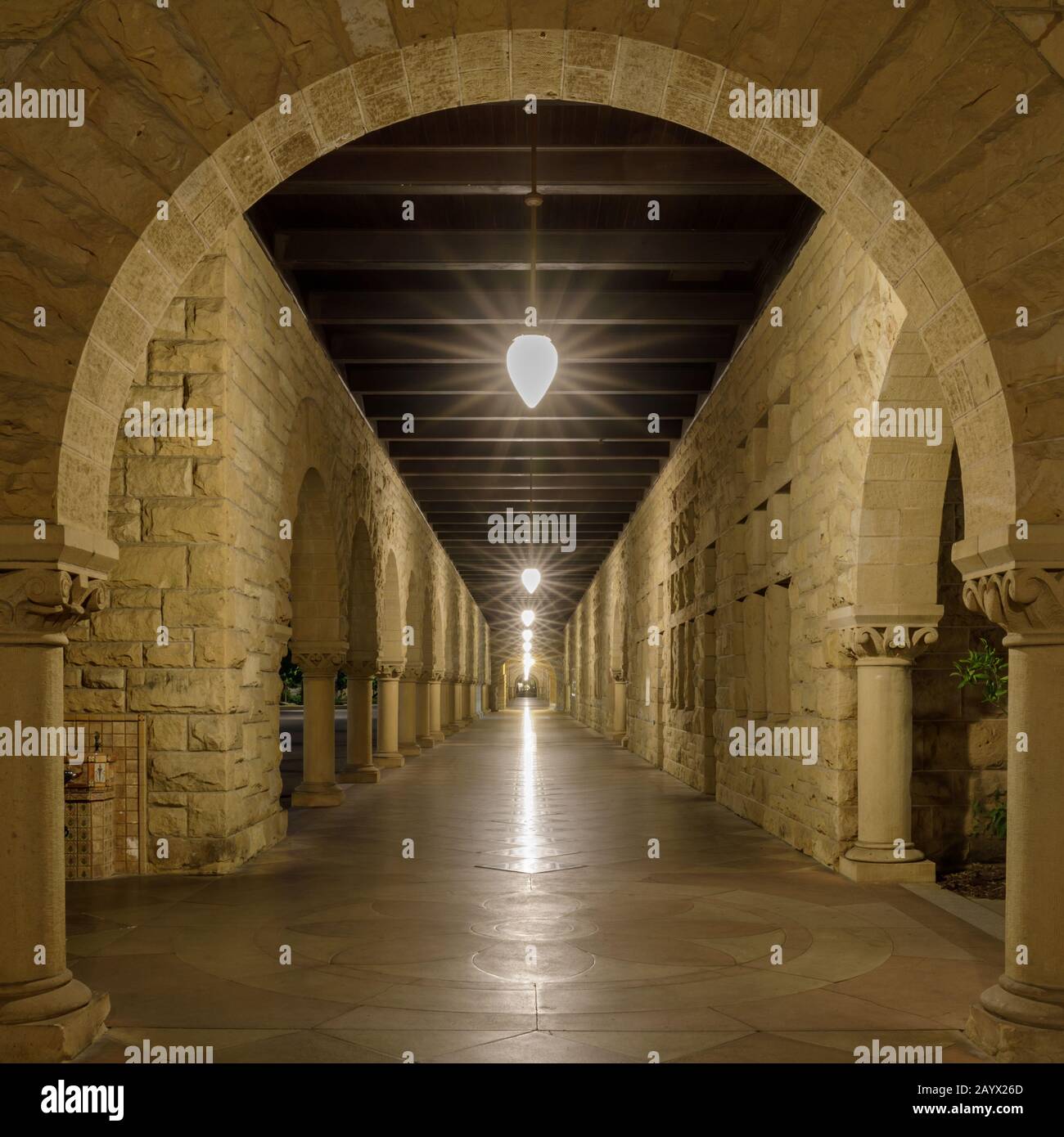 Couloir Extérieur De Colonnade Banque D'Images