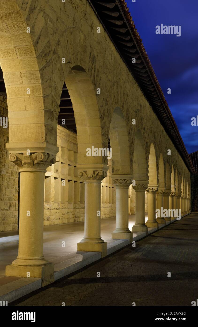 Couloir Extérieur De Colonnade Banque D'Images