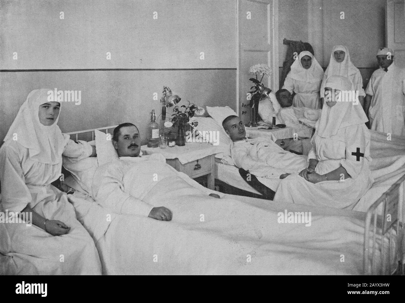 La Tsaritsa russe Alexandra Feodorovna Princesse Alix de Hesse et par le Rhin assis au milieu avec ses filles Olga sur la gauche et Tatiana debout au milieu à l'arrière tout en travaillant à l'hôpital militaire de Tsarskoye Selo (Pouchkine) pendant la première Guerre mondiale Banque D'Images