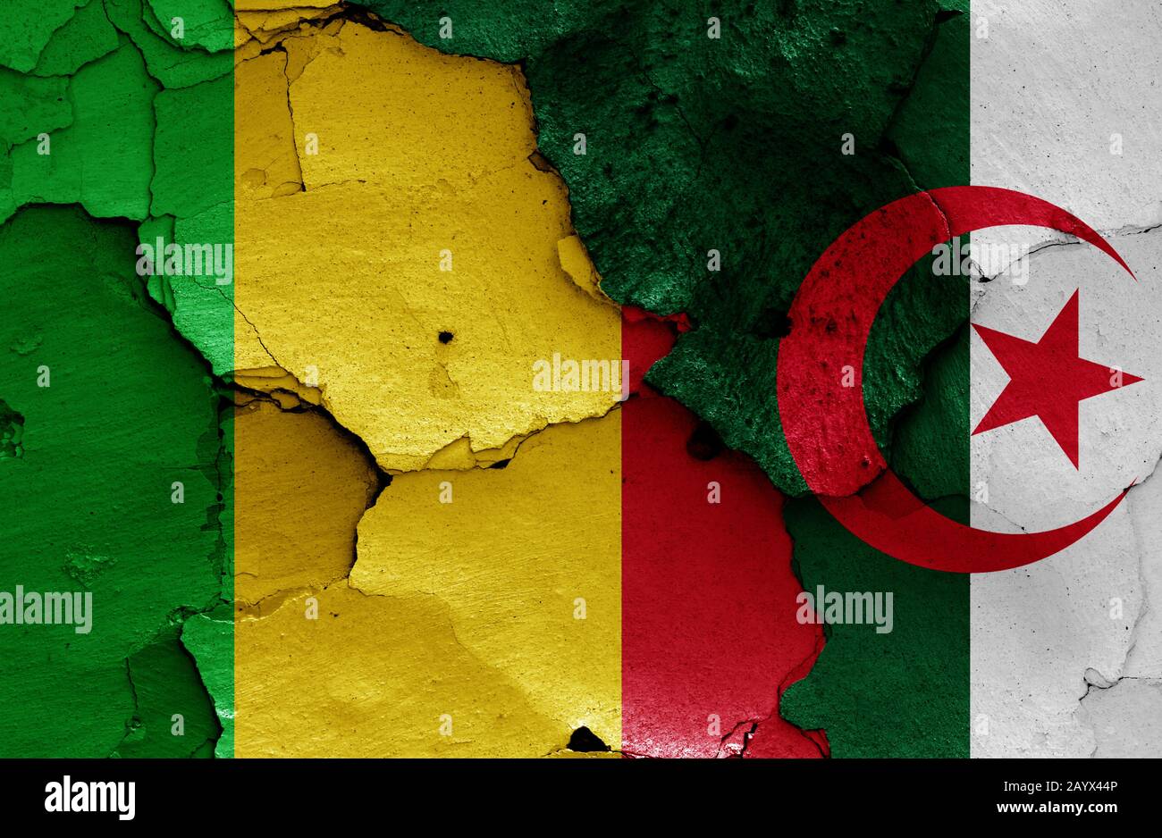 Drapeaux du Mali et de l'Algérie peints sur un mur fissuré Banque D'Images