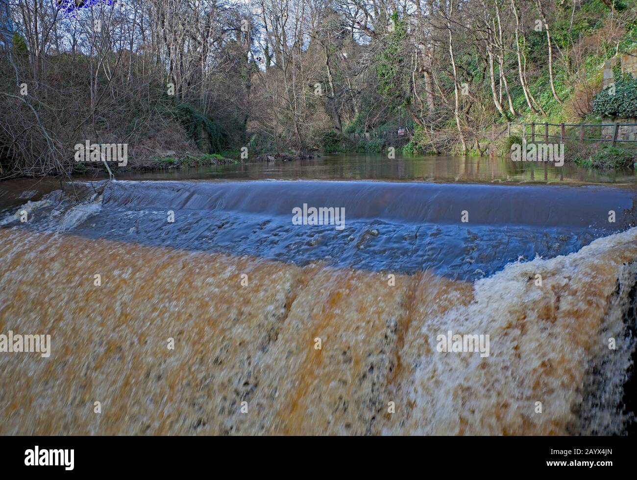 Dean Village, Édimbourg, Écosse, Royaume-Uni. 17 février 2020. Soleil et douches tout au long de la journée avec un vent vif et rapide. Pluie exceptionnellement lourde pendant la nuit et cascade très rapide sur l'eau de Leith juste à côté du village de Dean. La rivière coule pendant 24 miles de sa source dans les collines du Pentland, après la cour historique De Puits et serpente son chemin à travers le coeur de la capitale écossaise à son écoulement dans le Firth de Forth à Leith. Banque D'Images