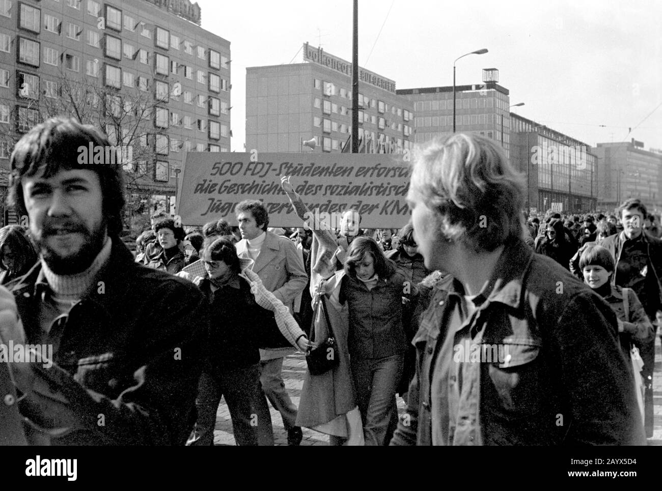 01 mai 1979, Brandebourg, Leipzig: La manifestation le 1er mai 1979 à Leipzig sur le ring, dans le "GDR appelé la Journée internationale De Lutte et de vacances des Ouvriers pour la paix et le socialisme". En face de l'opéra était le grand stand, passé par lequel les participants de démonstration ont passé, ici les étudiants de l'Université Karl Marx de Leipzig (KMU) avec la bannière '500 étudiants de recherche l'histoire de l'association socialiste de jeunes de KMU'. En arrière-plan, les bâtiments résidentiels de l'anneau avec la publicité pour 'Balkancar'. Photo : Volksmar Heinz/dpa-Zentralbild/ZB Banque D'Images