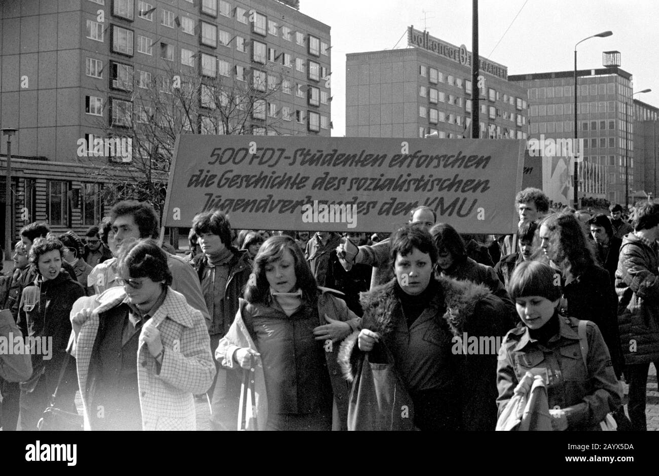 01 mai 1979, Brandebourg, Leipzig: La manifestation le 1er mai 1979 à Leipzig sur le ring, dans le "GDR appelé la Journée internationale De Lutte et de vacances des Ouvriers pour la paix et le socialisme". En face de l'opéra était le grand stand, passé par lequel les participants de démonstration ont passé, ici les étudiants de l'Université Karl Marx de Leipzig (KMU) avec la bannière '500 étudiants FDJ de recherche l'histoire de l'association socialiste de jeunesse de KMU'. A l'arrière-plan, les bâtiments à anneaux modernes avec une publicité pour 'Balkancar'. Photo : Volksmar Heinz/dpa-Zentralbild/ZB Banque D'Images