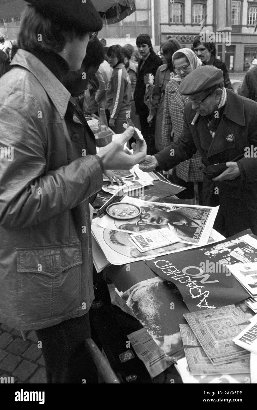 01 mai 1979, Brandebourg, Leipzig: Après la manifestation du 1er mai 1979 à Leipzig sur le Ring, dans le "GDR appelé la Journée internationale De Lutte et de vacances des Ouvriers pour la paix et le socialisme", les journalistes vendent des affiches dans un bazar de soli. L'argent est utilisé pour les dons de solidarité. Photo : Volksmar Heinz/dpa-Zentralbild/ZB Banque D'Images