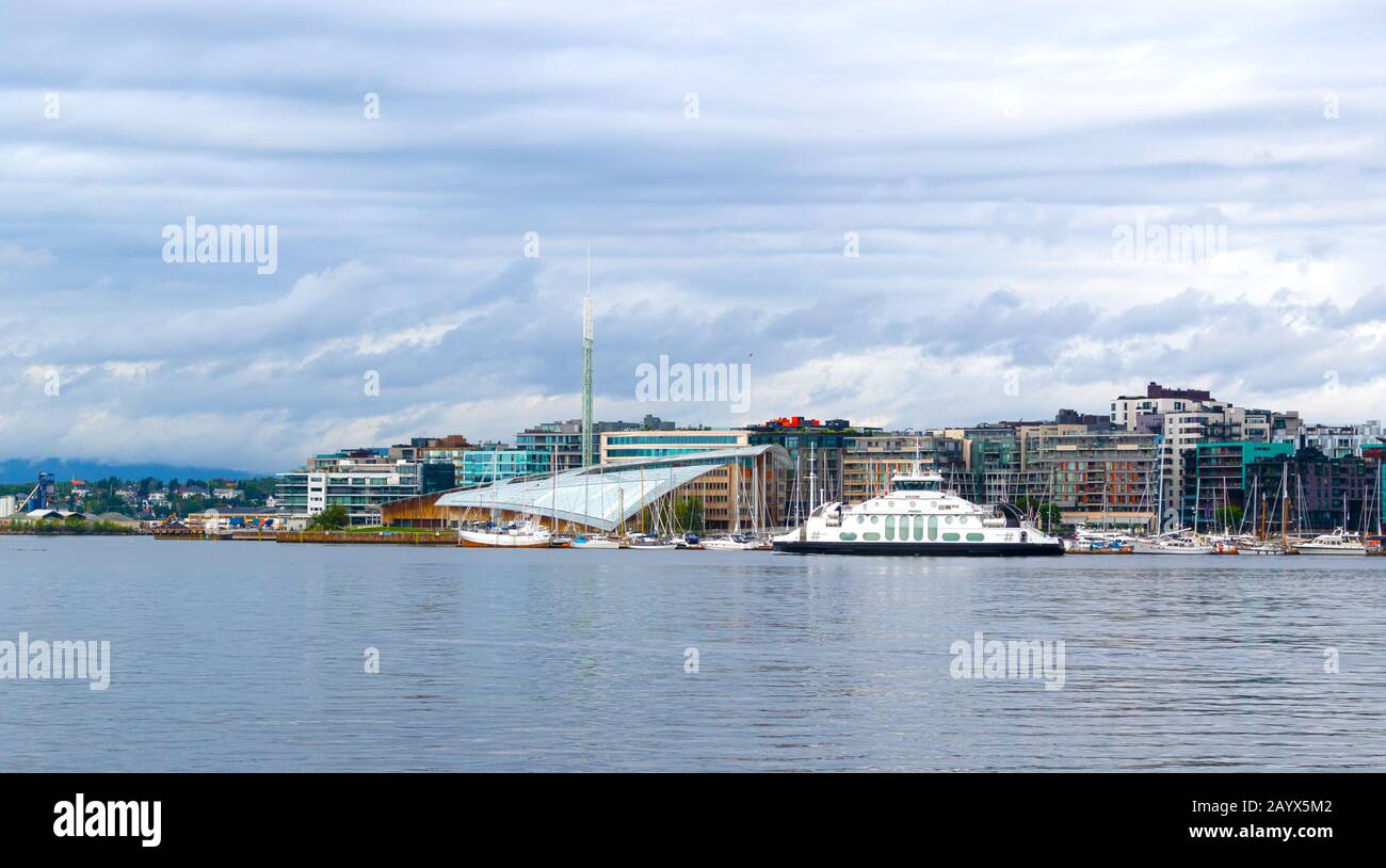 Vue panoramique sur le bord de mer d'Oslo avec Aker Brygge Marina et Astrup Fearnley Museum of Modern Art lors d'une journée d'août pluvieux vue du fjord. Banque D'Images