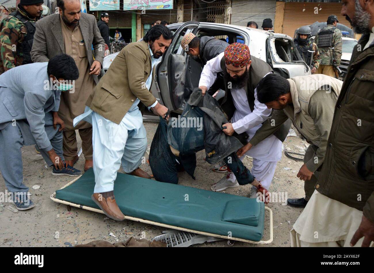 Vue sur le lieu après l'explosion d'une bombe, sur la route Shahrah-e-Iqbal de Quetta, le lundi 17 février 2020. Deux ont été tués et sept blessés dans un explosion qui a eu lieu sur la route Shahrah-e-Iqbal de la ville, près du club de presse de Quetta. Banque D'Images