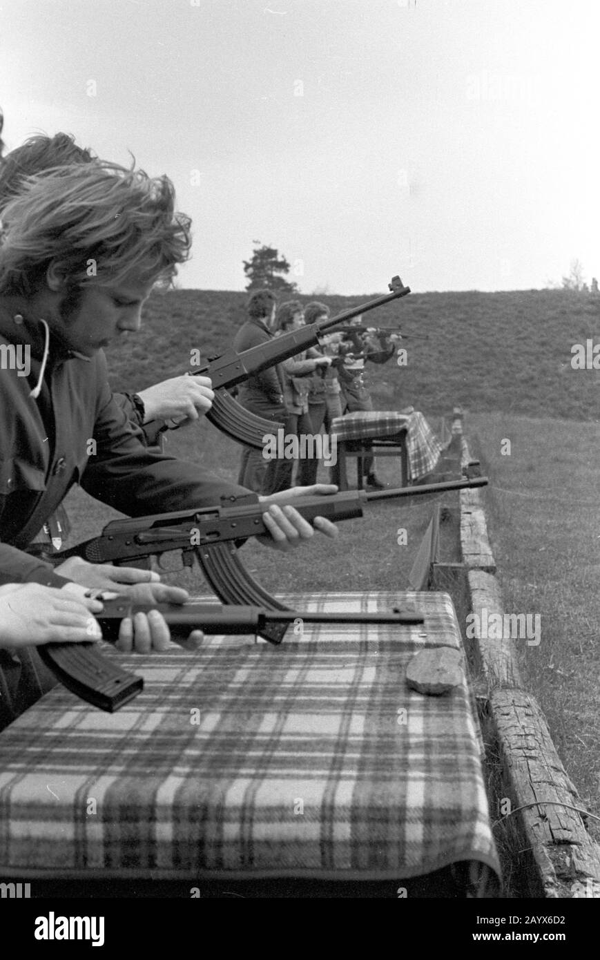 01 janvier 1980, Brandenburg, Leipzig: Au début des années 1980 à l'Université Karl Marx de Leipzig, les étudiants participent à une compétition prémilitaire contre les armes et autres équipements de la TPS (Gesellschaft für Sport und Technik) dans une phase spéciale de leurs études. Date exacte de l'enregistrement inconnue. Photo : Volksmar Heinz/dpa-Zentralbild/ZB Banque D'Images