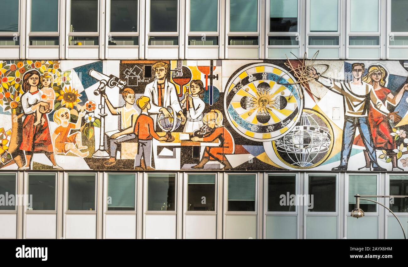 réalisme socialiste murale à la maison de l'enseignant, hdl, haus des lehrers Banque D'Images