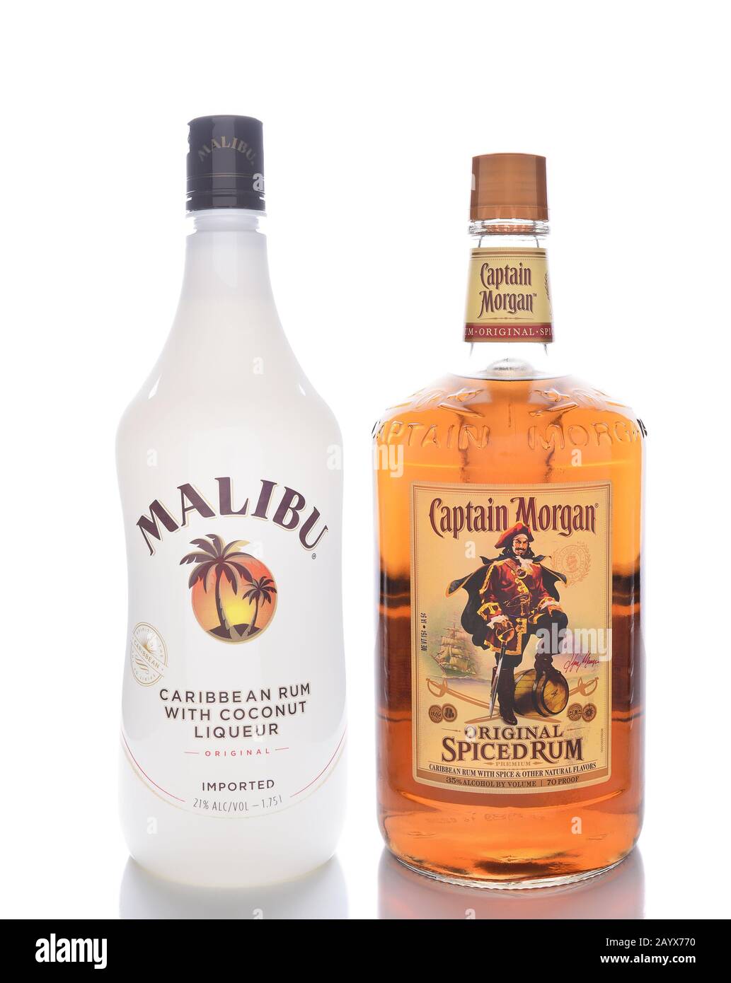 Irvine, CALIFORNIE - 13 JANVIER 2017 : Malibu et le capitaine Morgan Spiced Rum. Deux des rhums aromatisés les plus populaires au monde. Banque D'Images