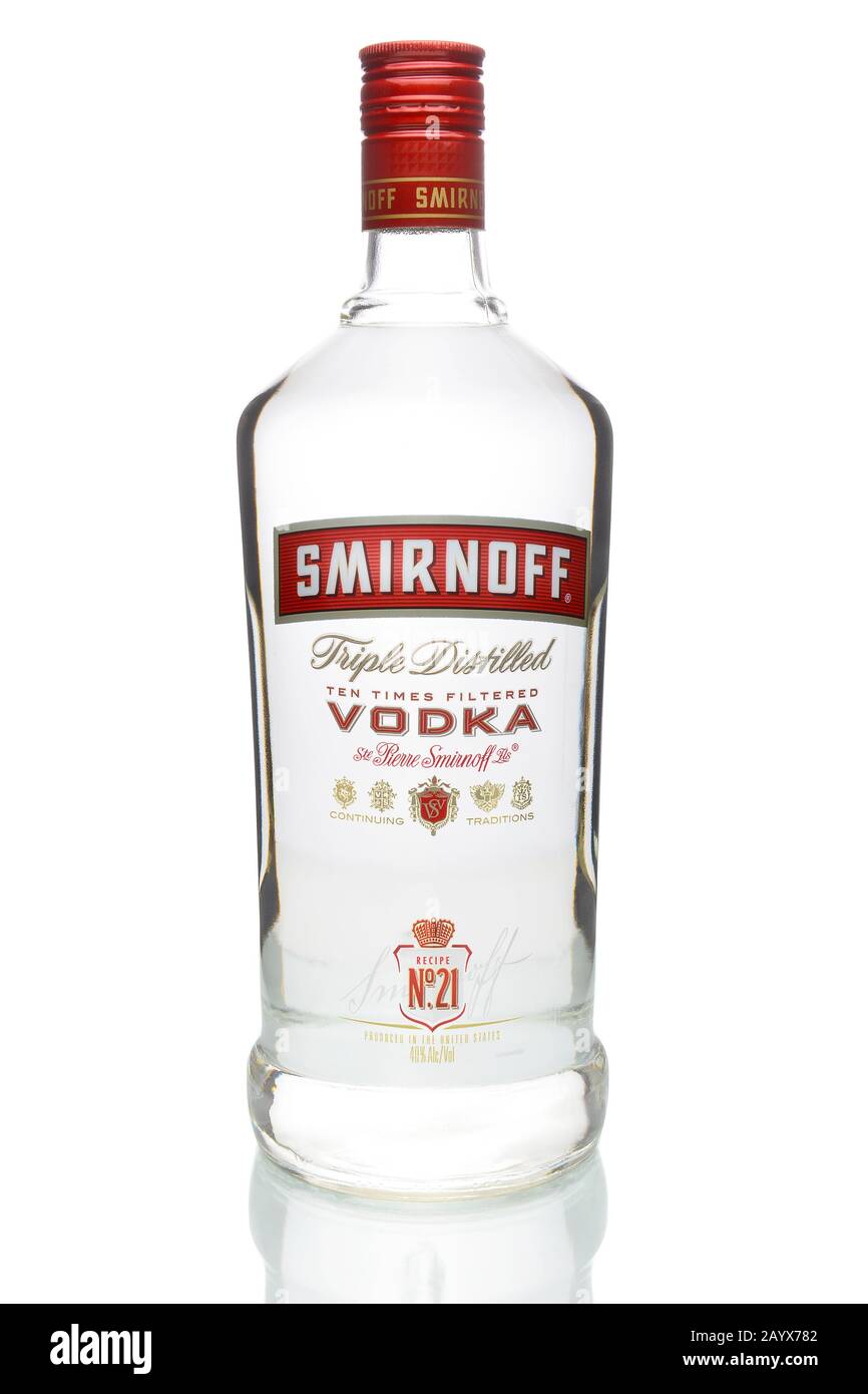 Irvine, CA - 4 JANVIER 2018 : bouteille de vodka Smirnoff. La marque  Smirnoff a commencé par une distillerie de vodka fondée à Moscou par Pyotr  Arsenievich Smirnov Photo Stock - Alamy