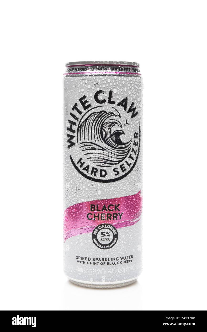 Irvine, CALIFORNIE - 03 DEC 2019: Une CAN de White Claw Hard Seltzer Black Cherry saveur avec condensation. Banque D'Images