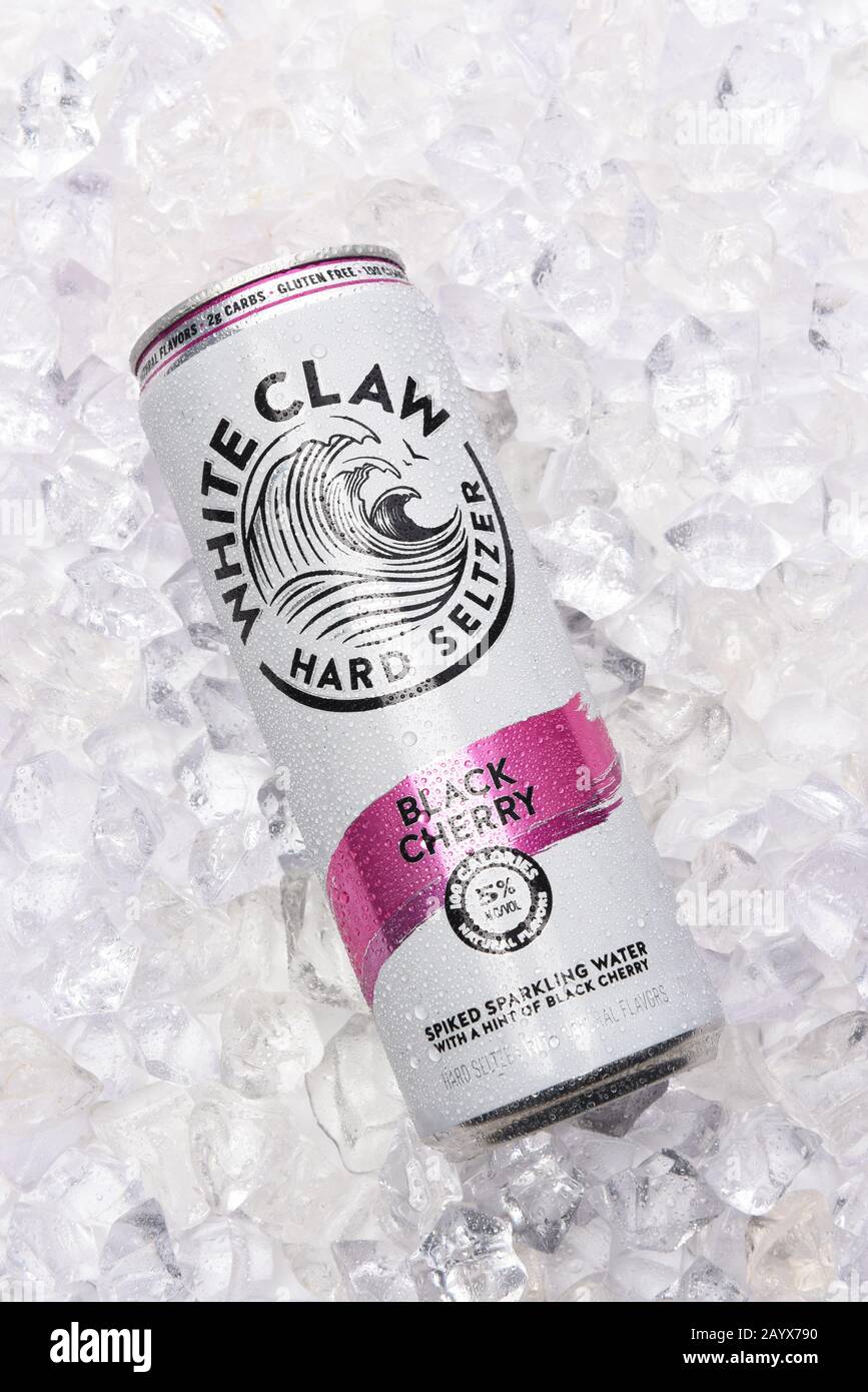 Irvine, CALIFORNIE - 03 DEC 2019: Une CAN de White Claw Hard Seltzer Black Cherry saveur sur glace. Banque D'Images