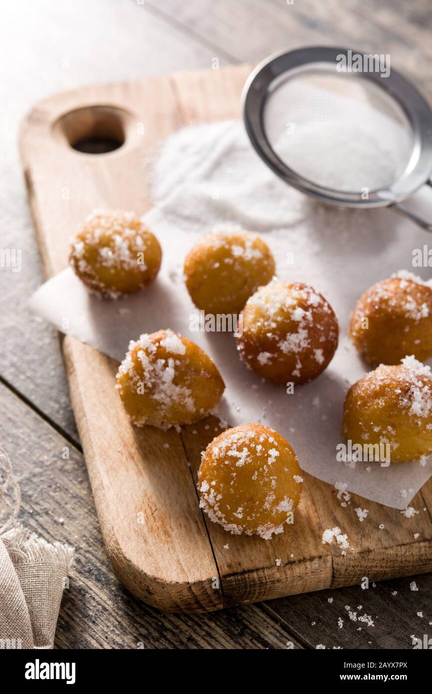 Beignets de carnaval ou buñuelos de viento pour la semaine Sainte sur table en bois Banque D'Images