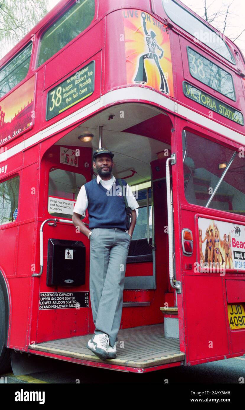 Chauffeur de bus à l'arrière d'un bus rouge de londres routemaster numéro 38. Banque D'Images