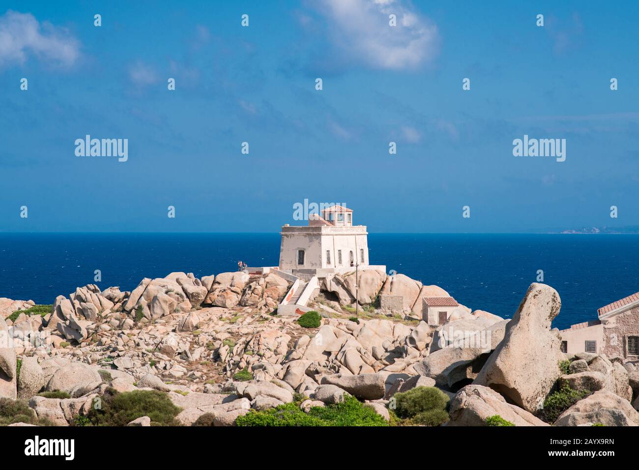 Petite Maison Ancienne Près Du Phare De Capo Testa. Santa Teresa di Gallura, île de Sardaigne, Italie. Mer Méditerranée. Corse Island Sur Fond. Banque D'Images