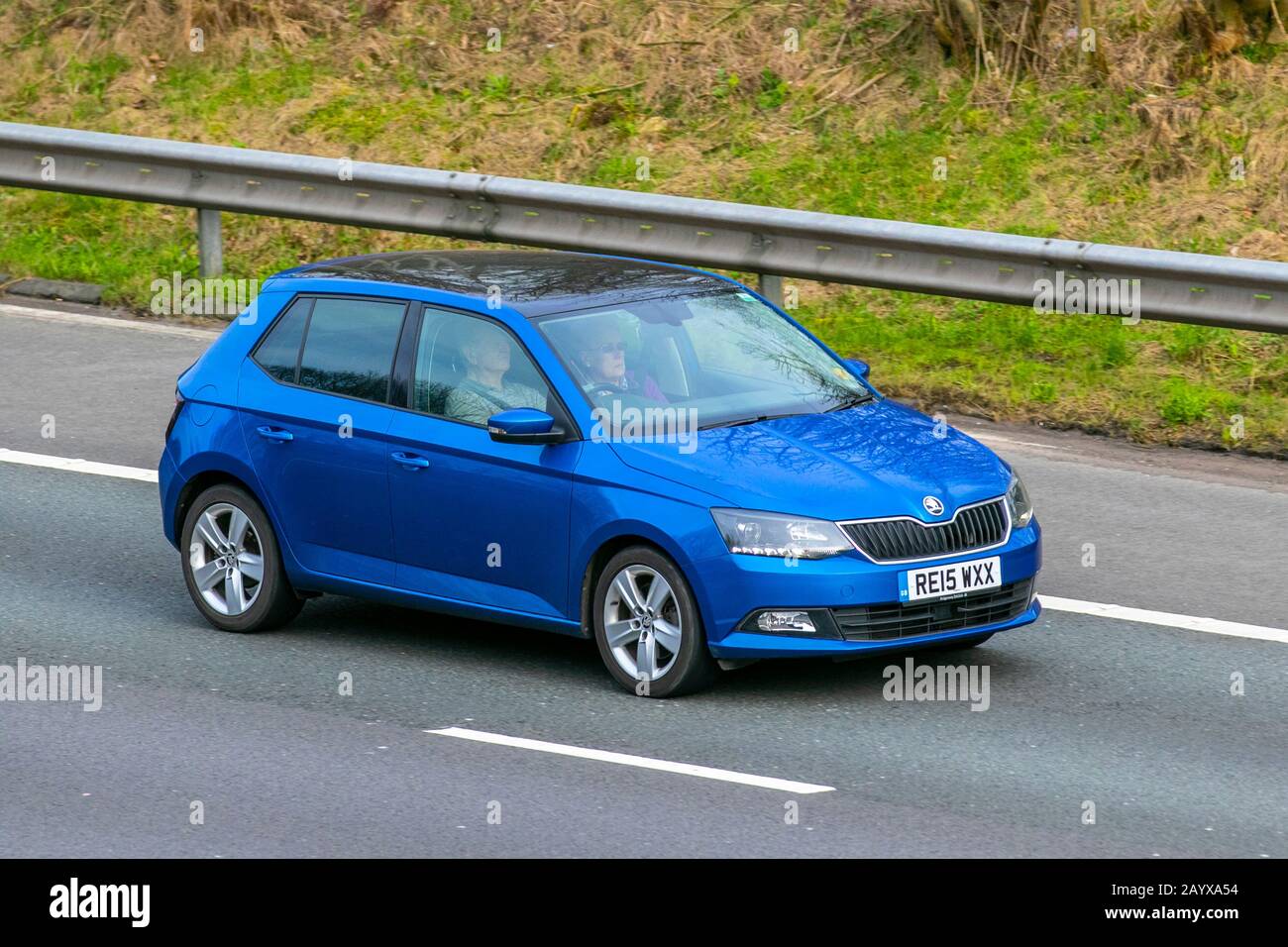 Bleu Škoda Fabia se L TSI 2015 ; circulation routière au Royaume-Uni, transports, véhicules modernes, berline, véhicules, véhicules, routes britanniques, moteurs, circulation routière vers le sud sur l'autoroute   à 3 voies Banque D'Images