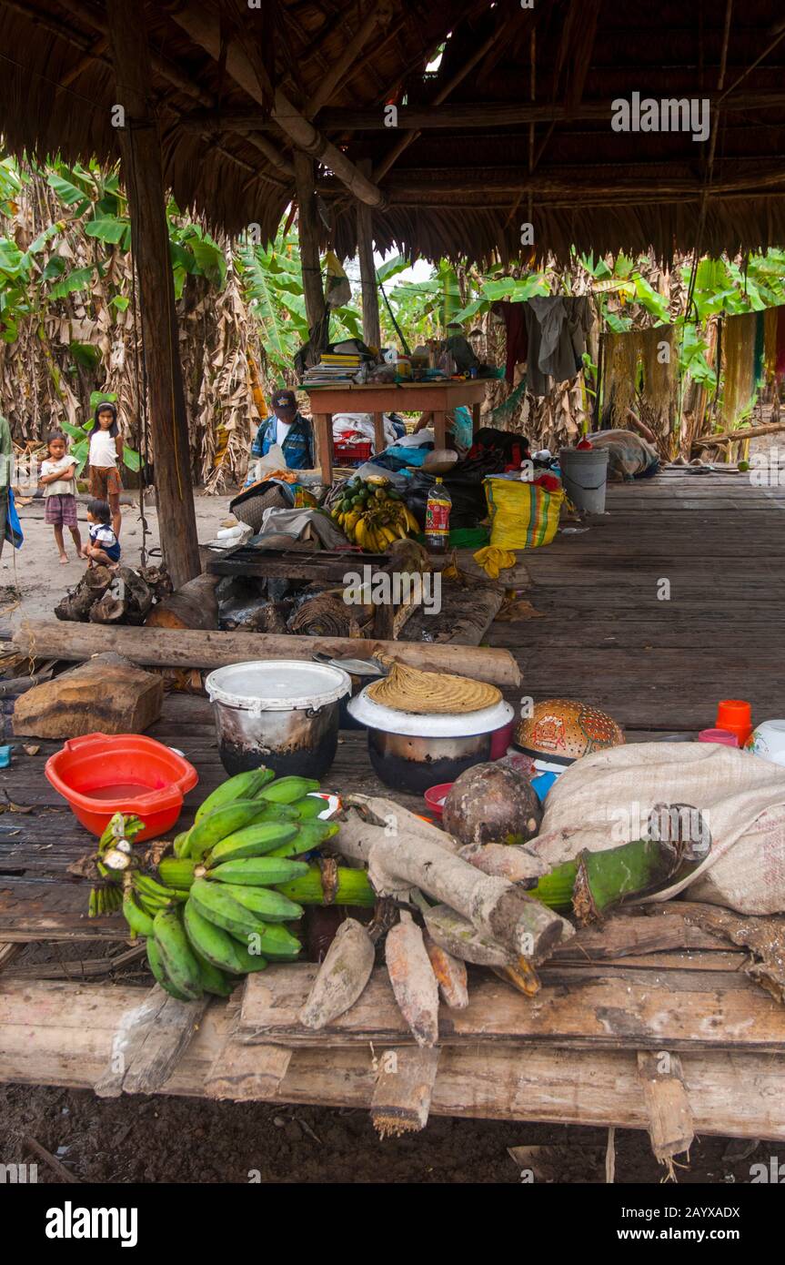 Vue sur la cuisine avec bananes et pots dans une maison sur pilotis dans un village le long de la rivière Maranon dans le bassin de la rivière Amazone péruvienne près d'Iquit Banque D'Images