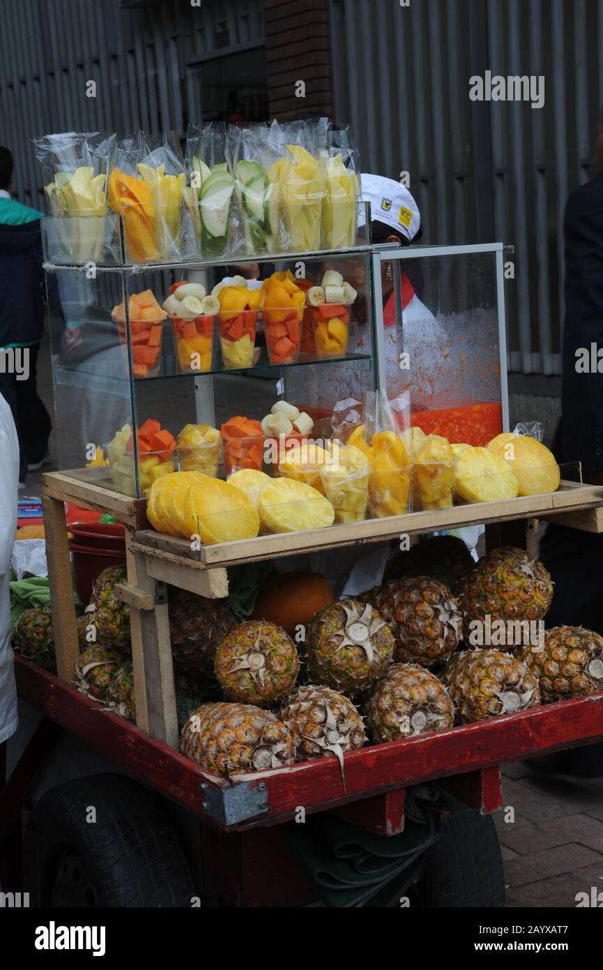 Scène de rue avec des vendeurs de fruits à la Candelaria, la vieille ville de Bogota, Colombie. Banque D'Images