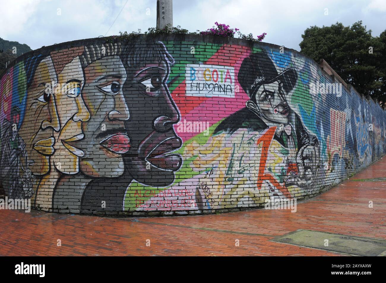 Mur du lycée peint avec des graffitis colorés à la Candelaria, la vieille ville de Bogota, Colombie. Banque D'Images