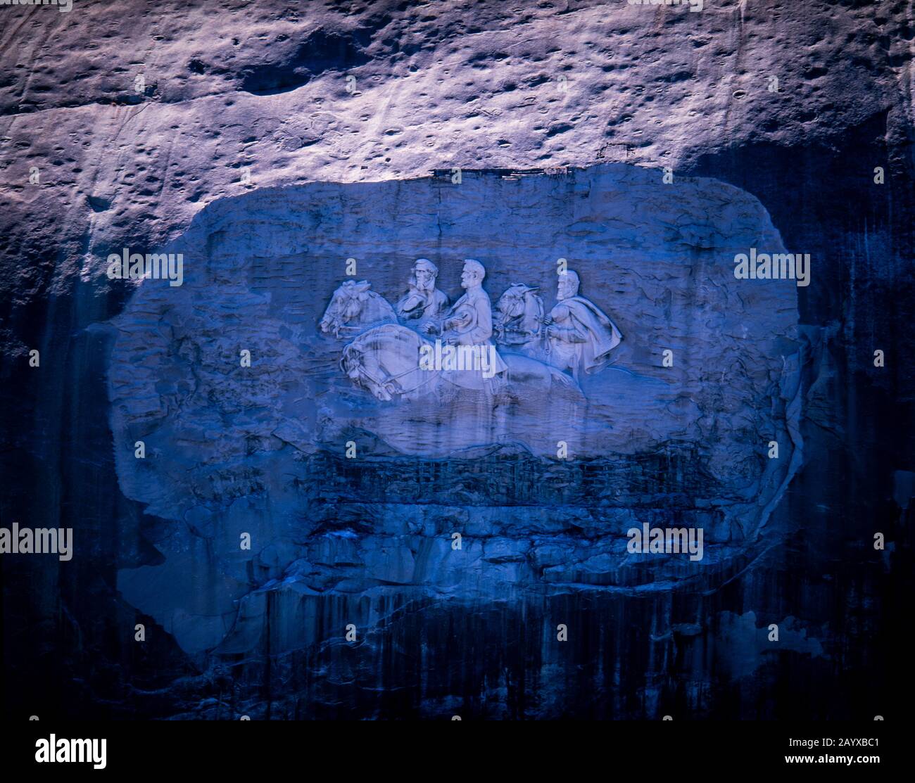 Stone Mountain est un monadnock à dôme de quartz monzonite et le site de Stone Mountain Park près de Stone Mountain, Géorgie. À son sommet, l'altitude est de 1 686 pieds (514 m) au-dessus du niveau de la mer et de 251 m (825 pieds) au-dessus de la zone environnante. Stone Mountain est bien connu non seulement pour sa géologie, mais aussi pour l'énorme relief rocheux sur sa face nord, le plus grand bas-relief dans le monde. La sculpture dépeint trois figures confédérés, Jefferson Davis, Robert E. Lee et Stonewall Jackson, et a fait l'objet d'une controverse généralisée. Banque D'Images