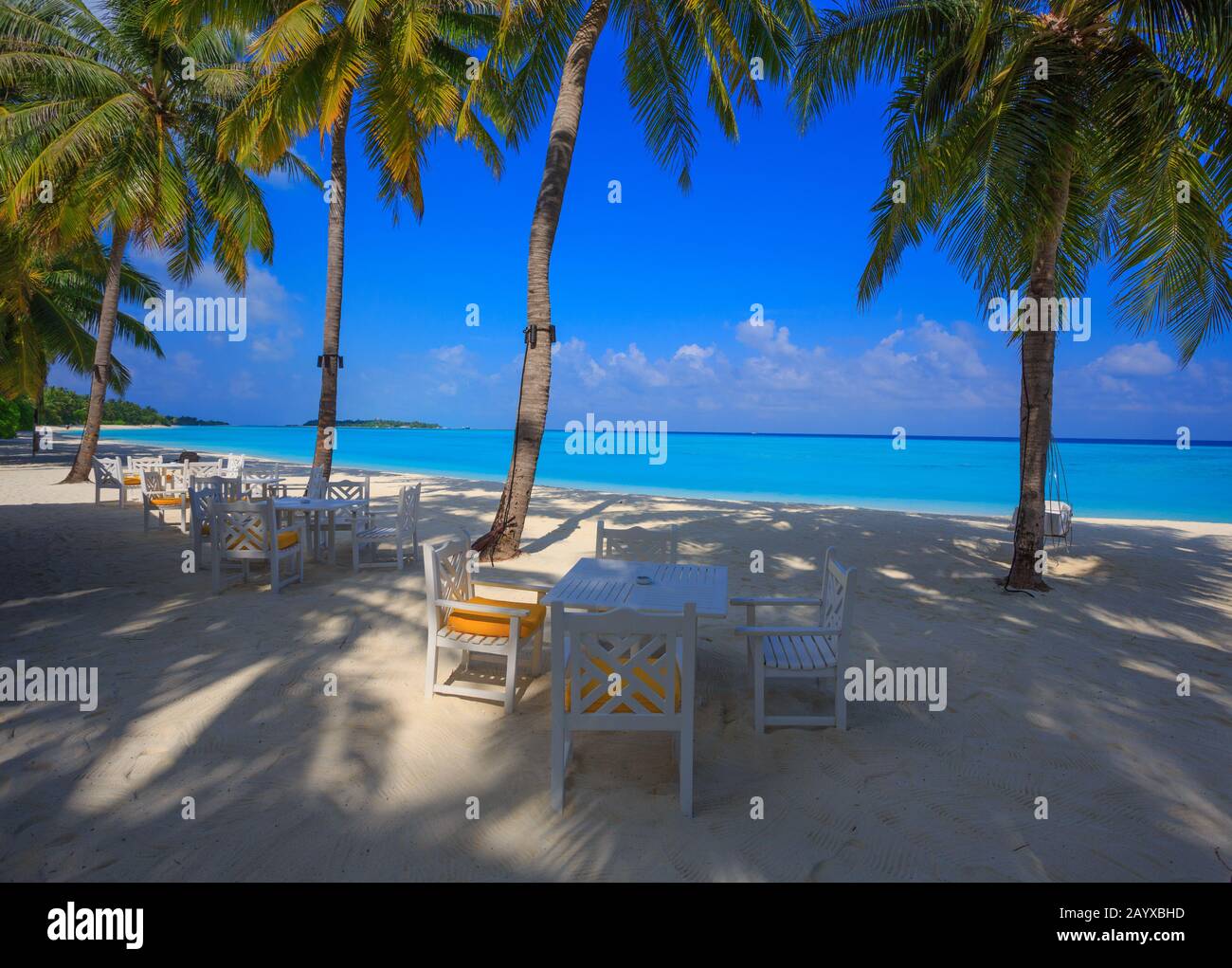 Cadre magnifique d'un café en bord de mer dans un complexe insulaire aux Maldives Banque D'Images