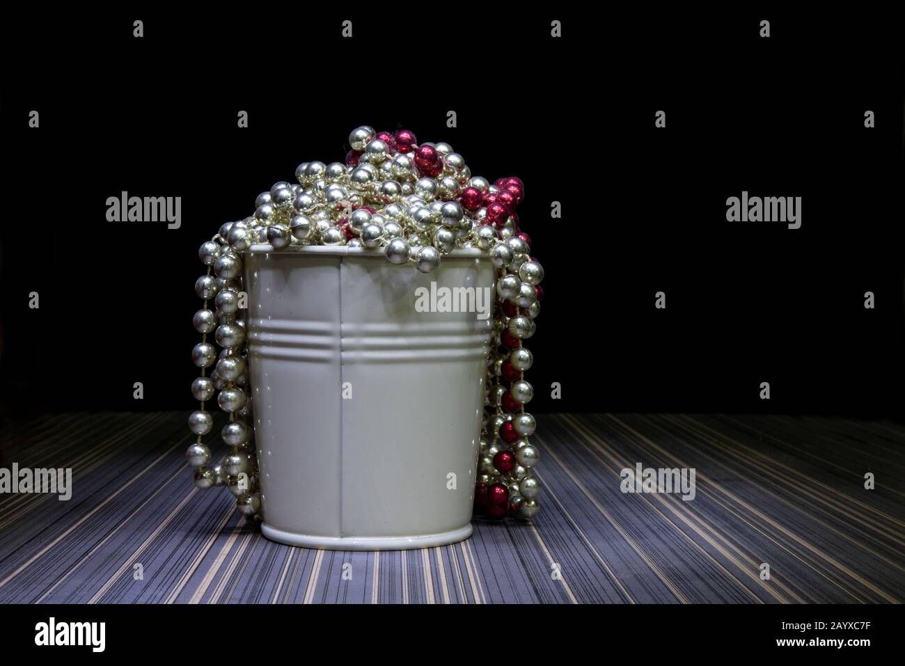 Perles d'herbe Mardi colorées dans stell bown sur modèle de bannière Banque D'Images