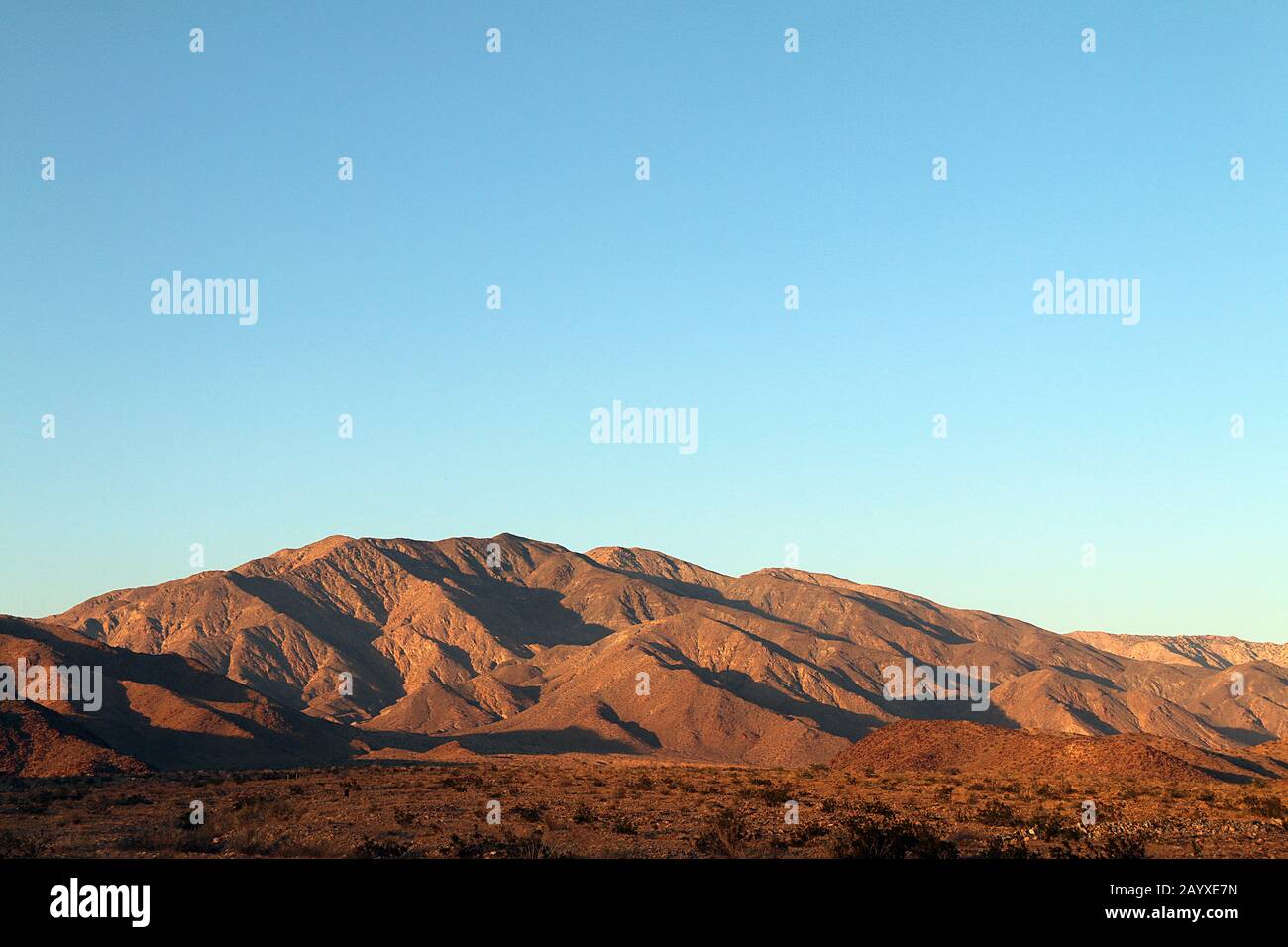 ombres profondes sur les montagnes du désert avec un ciel bleu horizon Banque D'Images