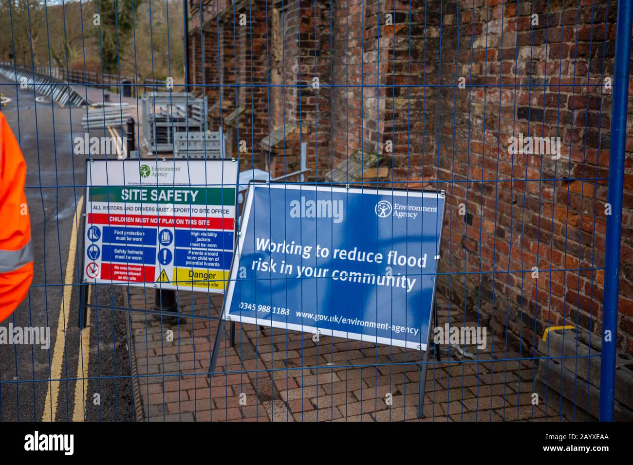 Ironbridge, SHROPSHIRE, ROYAUME-UNI - FÉVRIER 2020: Fermeture de la rue principale après l'inondation de Storm Dennis. -signes d'avertissement de l'agence environnementale Banque D'Images