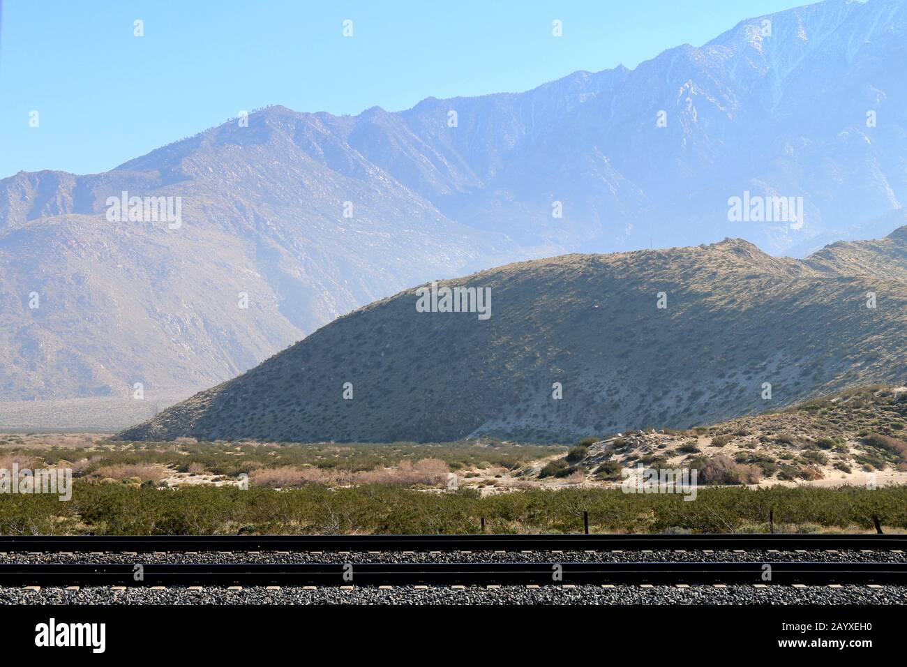 montagnes désertiques vallonnés avec voies de chemin de fer vides Banque D'Images