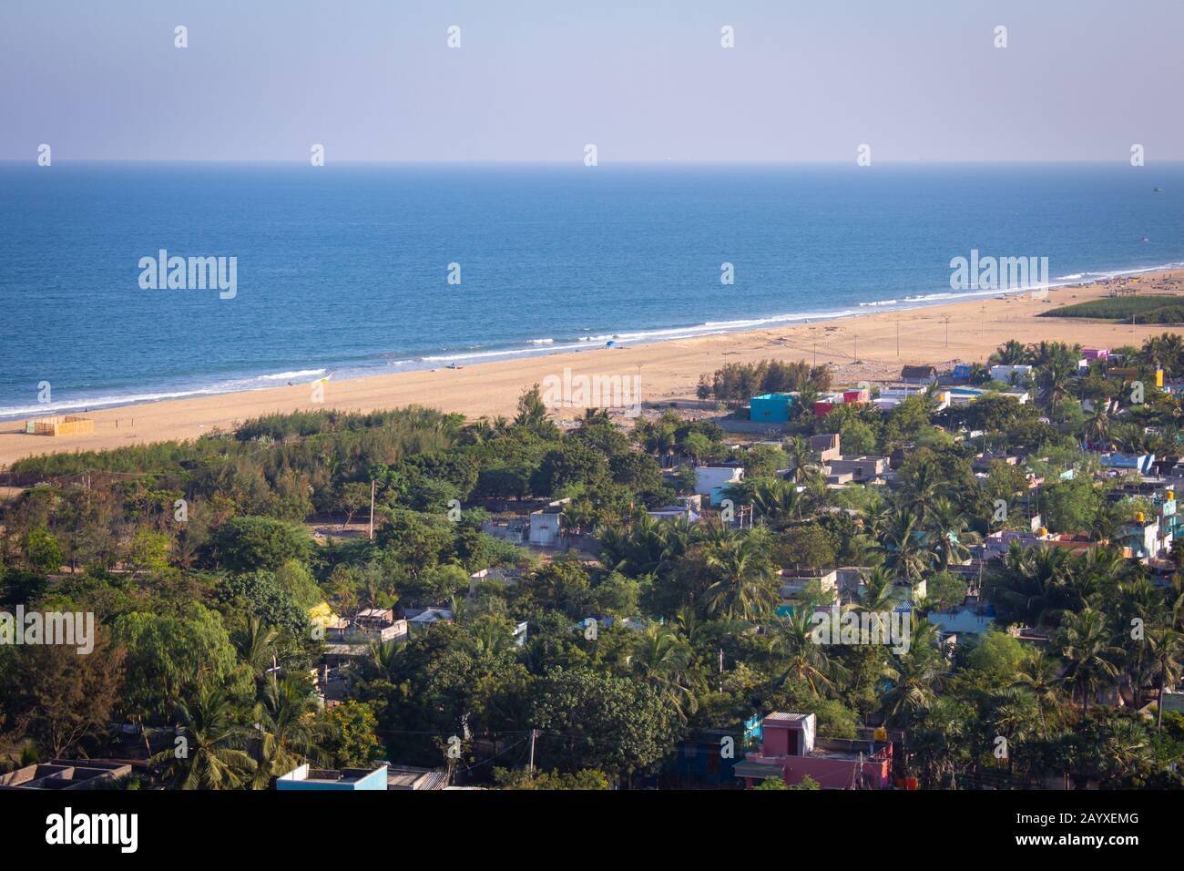 Vue à couper le souffle sur le village de Pulicat (également appelé Pazhaverkadu) et la baie du littoral du bengale, Tamil Nadu, Inde. Vue aérienne sur la plage de Pulicat fro Banque D'Images