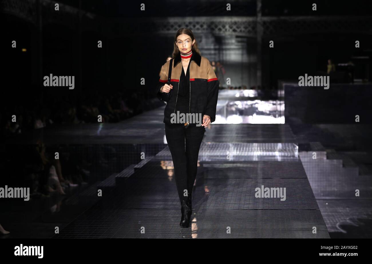 Gigi Hadid lors du spectacle Burberry à la London Fashion week, février 2020, qui s'est tenu à Olympia National, Londres. Banque D'Images