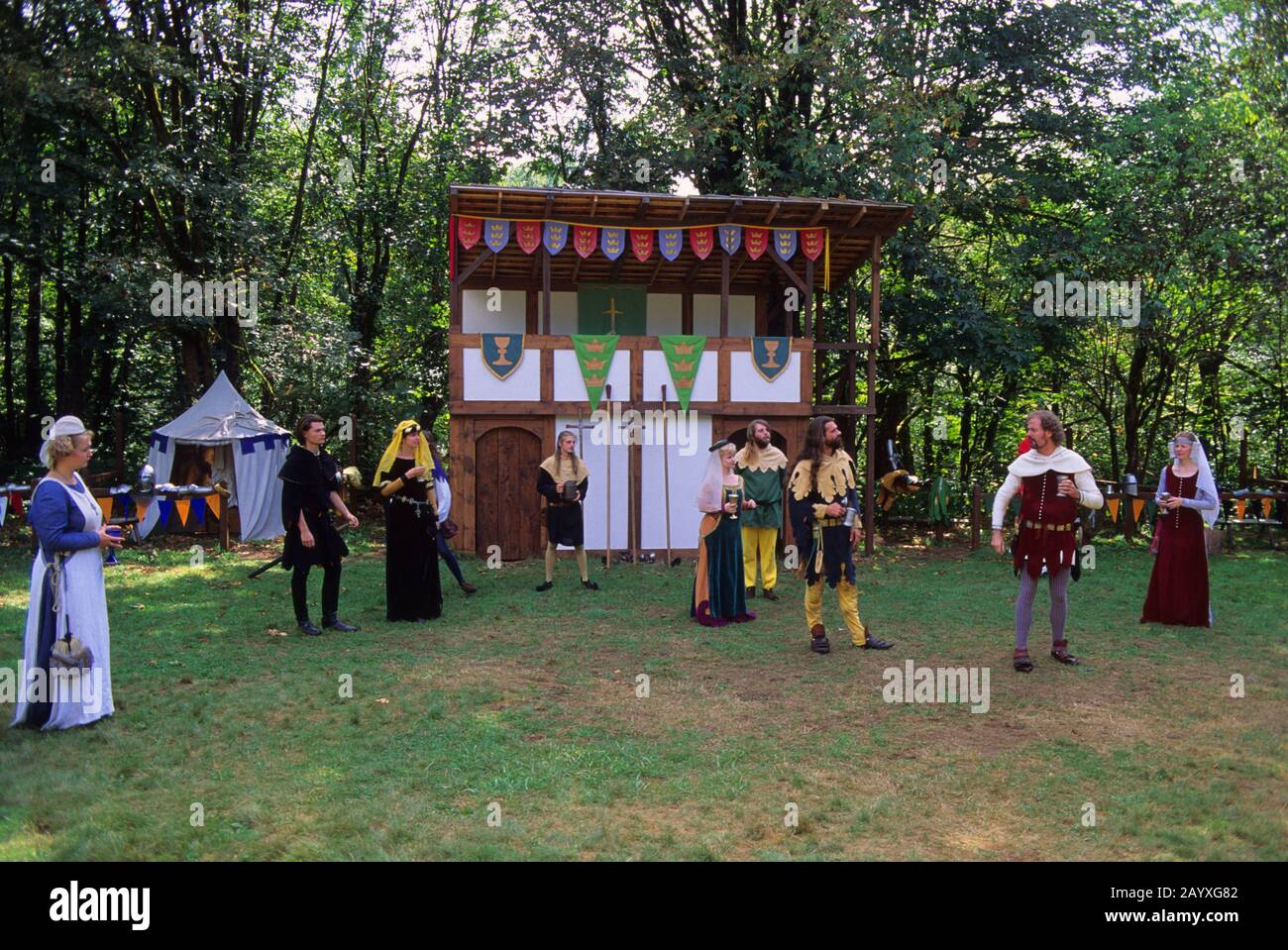 Acteurs dans les costumes médiévaux à un 14ème siècle réédiction à la Foire médiévale de Camlann près de Carnation dans l'État de Washington, États-Unis. Banque D'Images